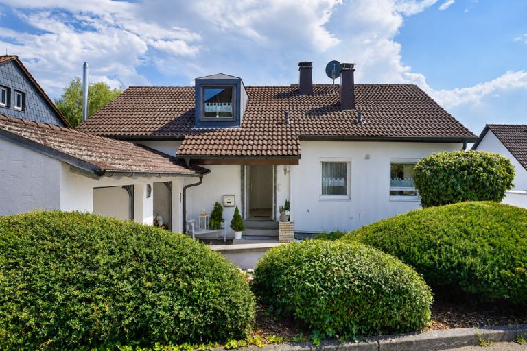 Hausansicht Dettenhausen Einfamilienhaus Viel Platz f�r die Familie, gro�er Garten und Weitblick
